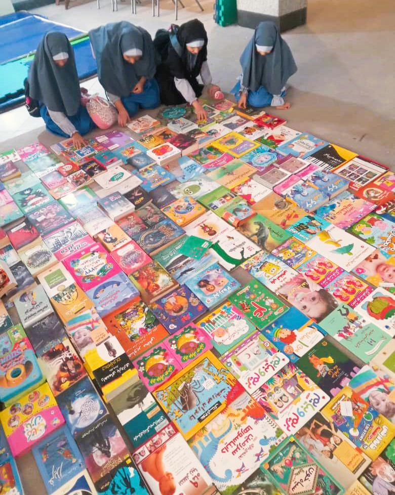 اهدای کتاب به خیریه